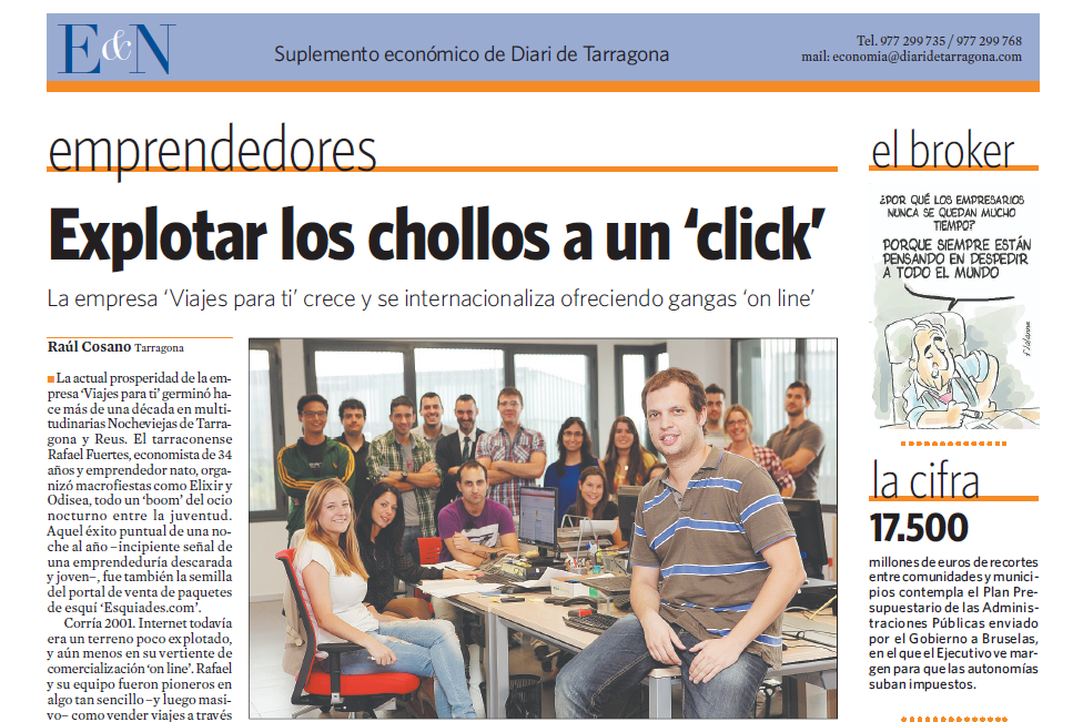 Nota del Diari de Tarragona sobre Buscounchollo. Trabajadores sentados y parados alrededor de una mesa de trabajo. Adelante de todo sentado sobre la mesa Rafa Fuertes, el CEO de buscounchollo