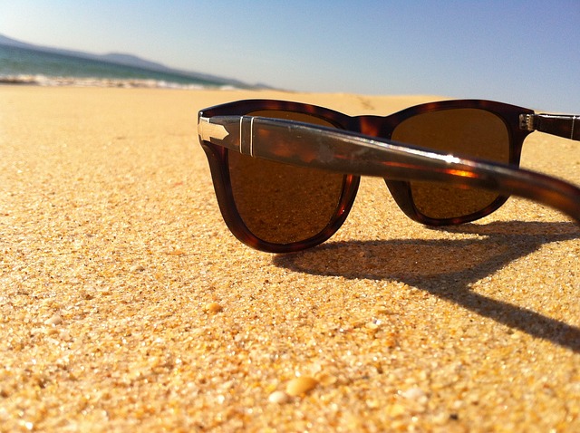 gafas de sol de mujer, encima de la arena