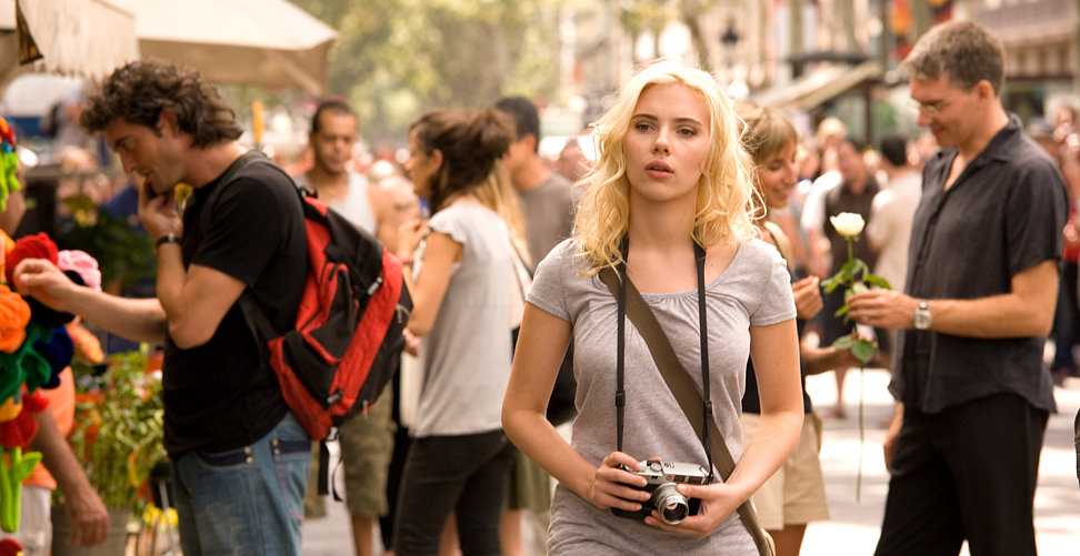 escena de la película “Vicky Cristina Barcelona” donde Scarlett Johansson paseando por la rambla de Barcelona