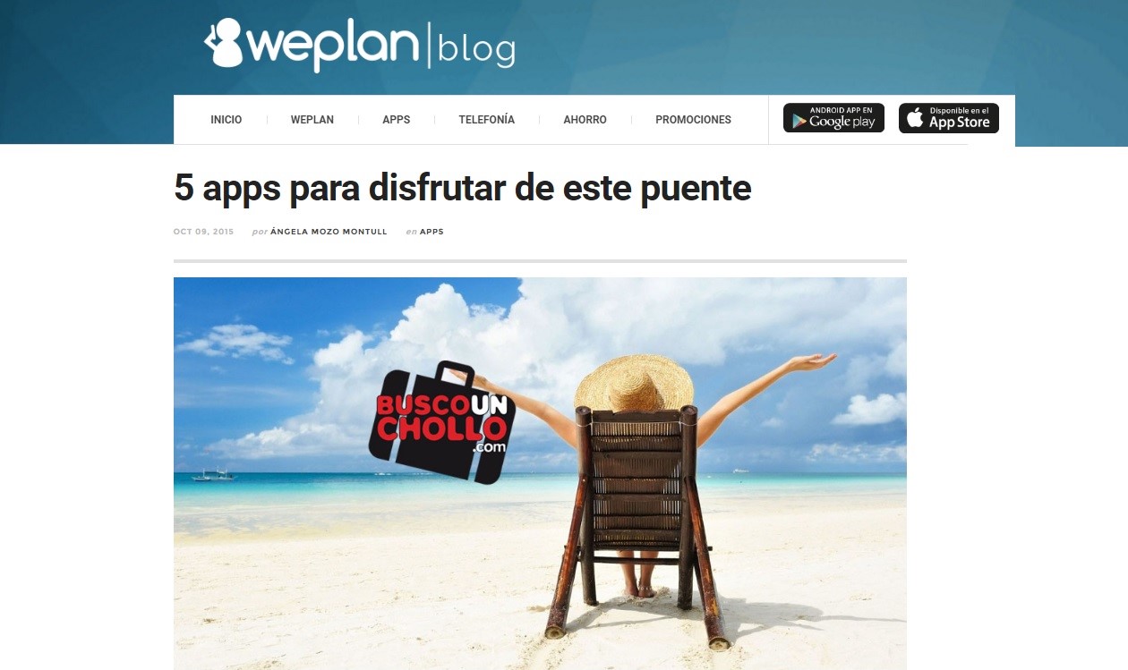 Nota de Weplan blog sobre 5 apps para disfrutar del puente,. una foto de una chica sentada en una silla de madera en la playa mirando al mar y el logo de buscounchollo.com