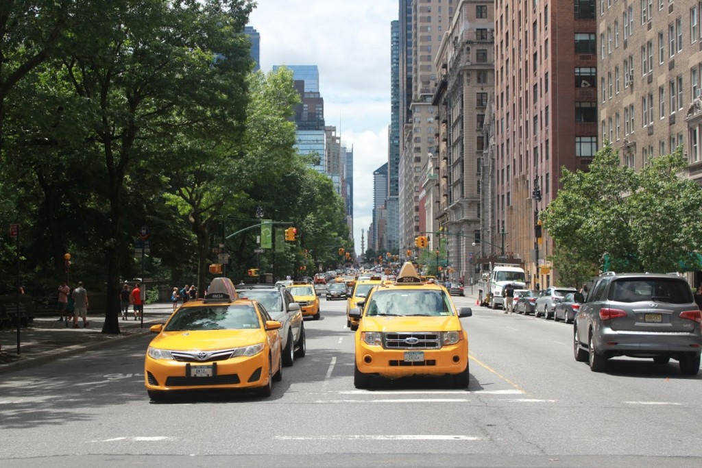 taxis y coches por la calle de New York