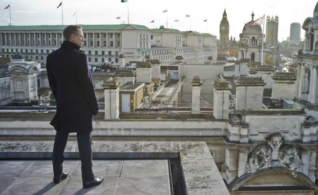 JamesBond arriba de una azotea mirando el paisaje