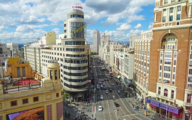 Desde la altura de un edificio se puede ver la gran vía de Madrid