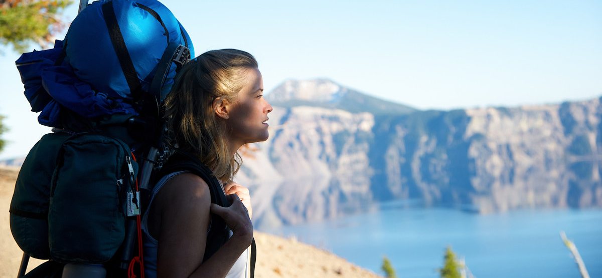 Escena de la película "en el camino" la actriz tiene una mochila en su espalda contemplando el paisaje