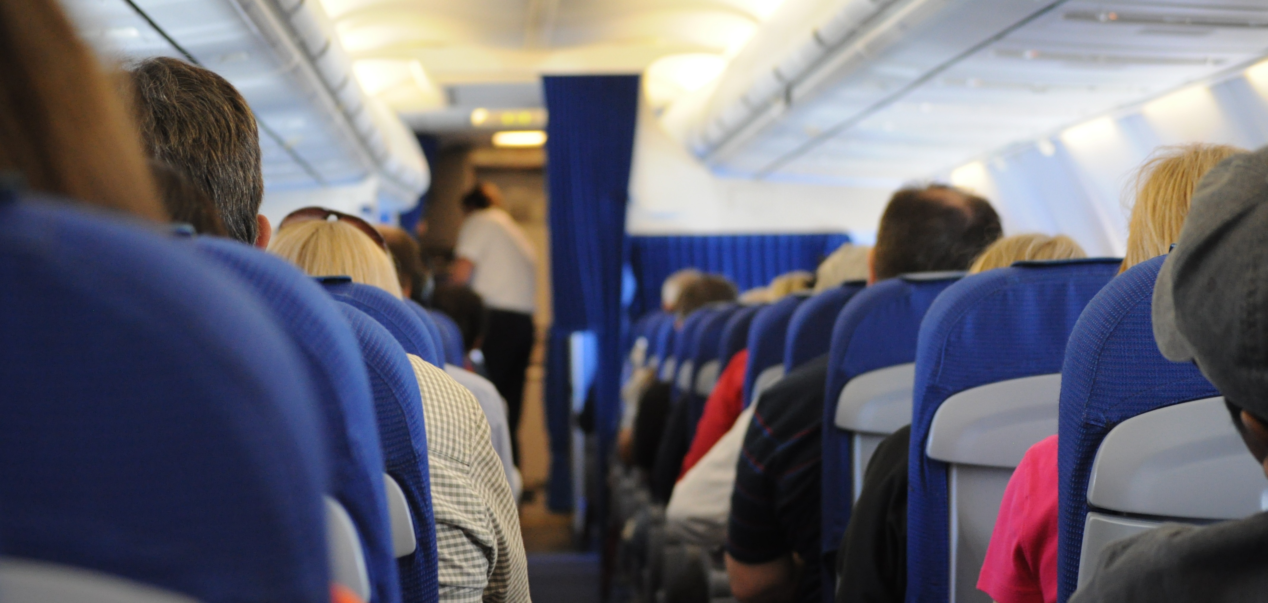 interior de un avión lleno de pasajeros