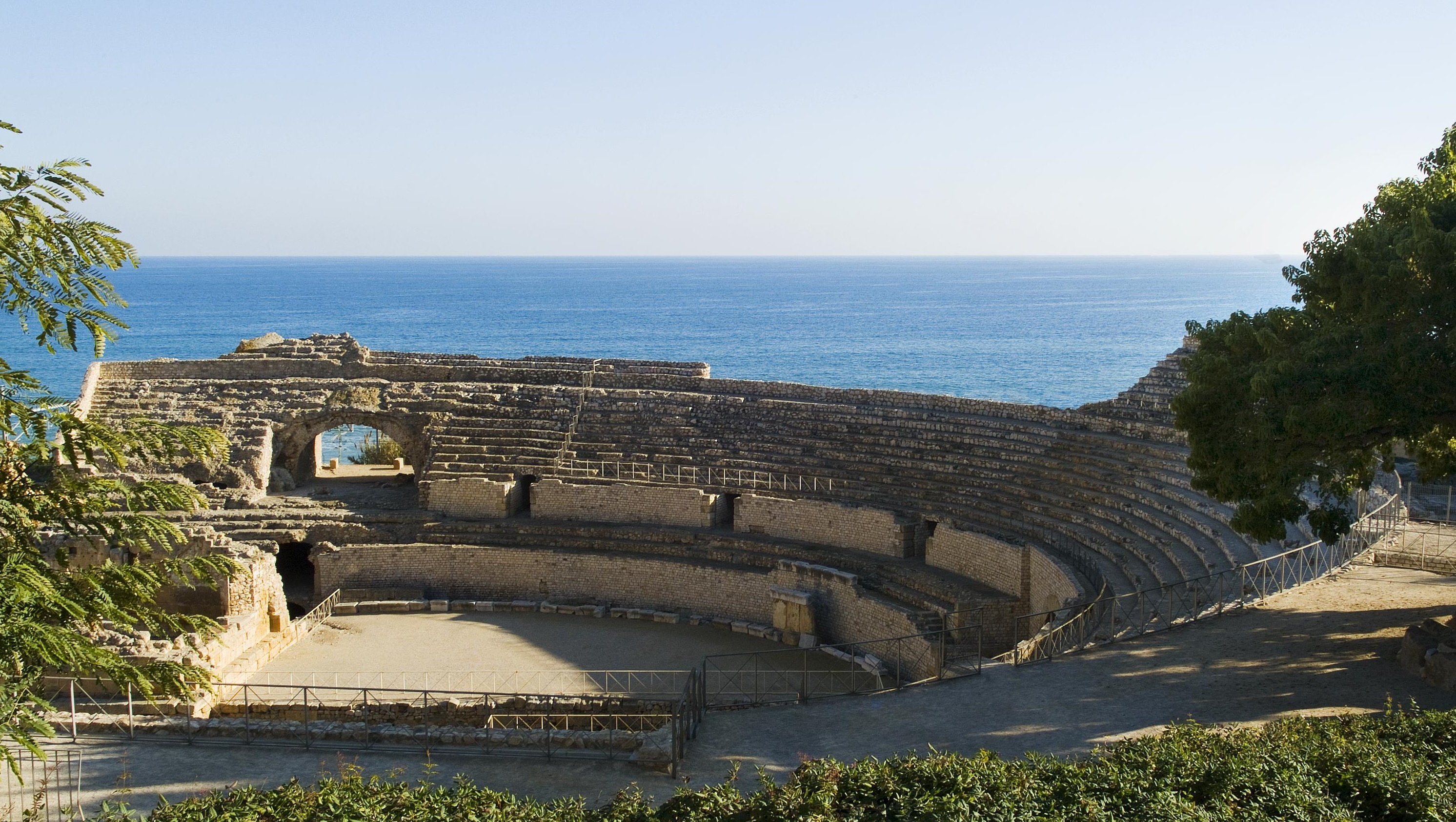 Anfiteatro de Tarragona con el mar de fondo