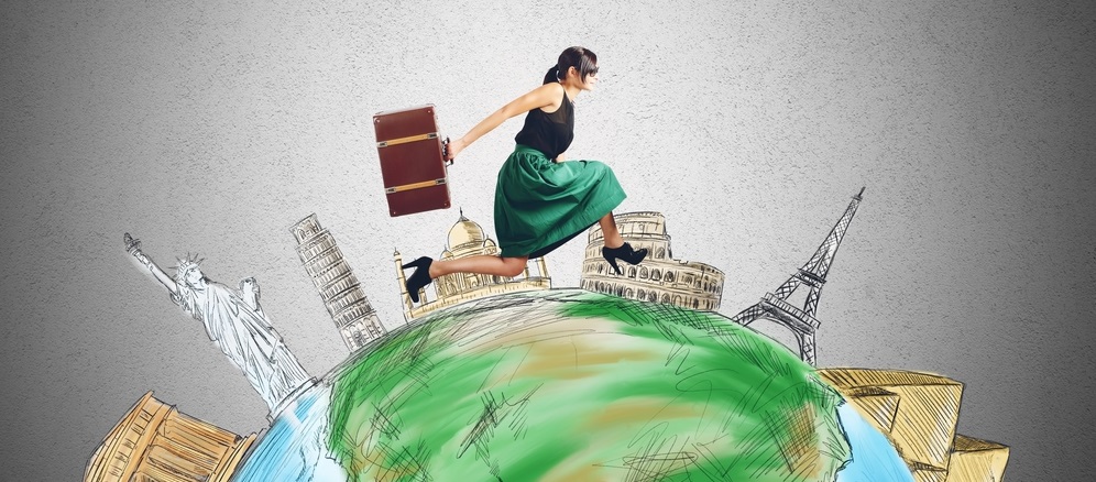 Ilustración del mundo con diferentes monumentos mundiales, una chica corriendo con una maleta