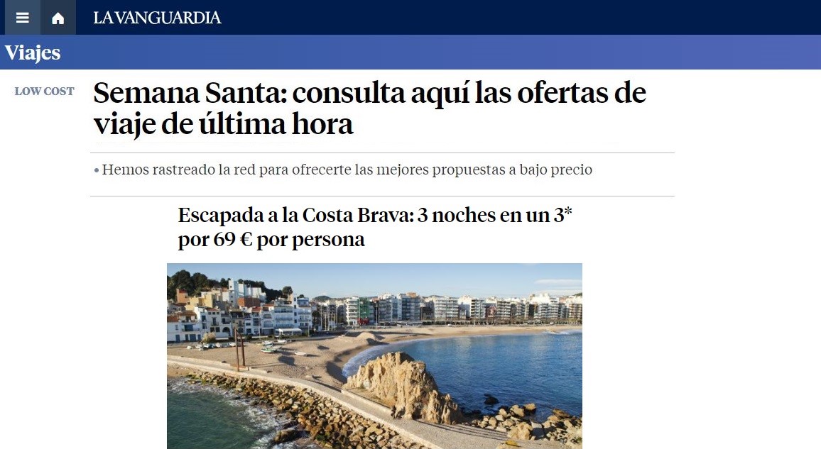 Nota de La Vanguardia con titular: "Semana santa: consulta aquí las ofertas de última hora" una imagen de la playa con edificios rodeando la costa