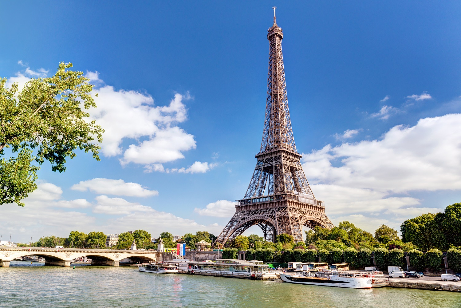 Torre Eiffel y lachas en el río Sena