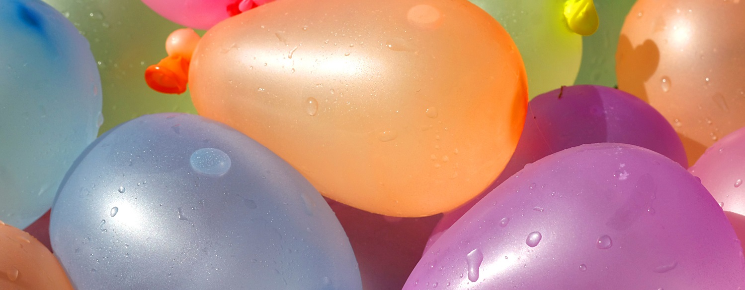 globos de agua de colores.