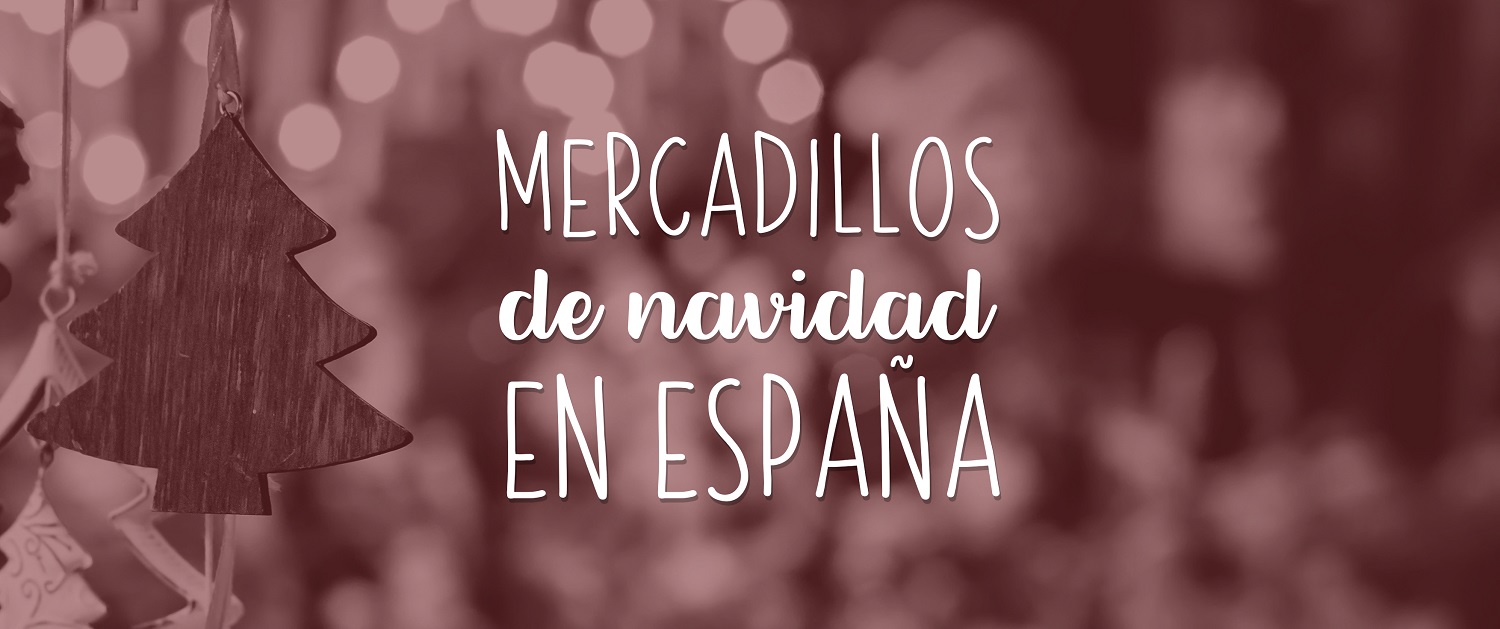 fondo de adornos navideños em forma de árbol de navidad colgados con el título "Mercadillos de navidad en Españá"