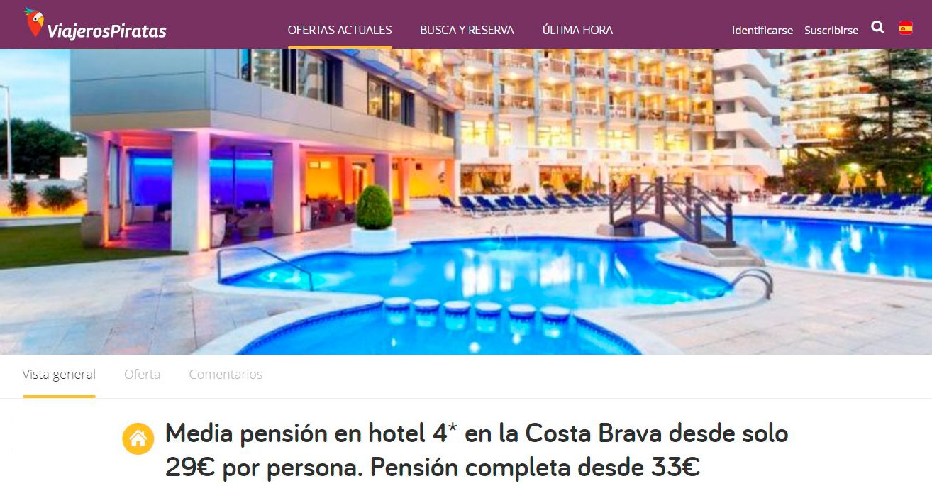 Hotel iluminaod con 3 piscinas y un puente