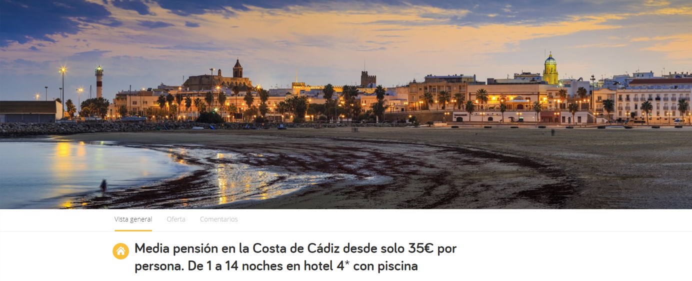 playa al atardecer de fondo se ve el faro y la ciudad