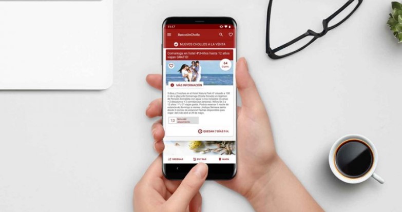 2 manos sosteniendo un móvil con la app deBuscounchollo.com
