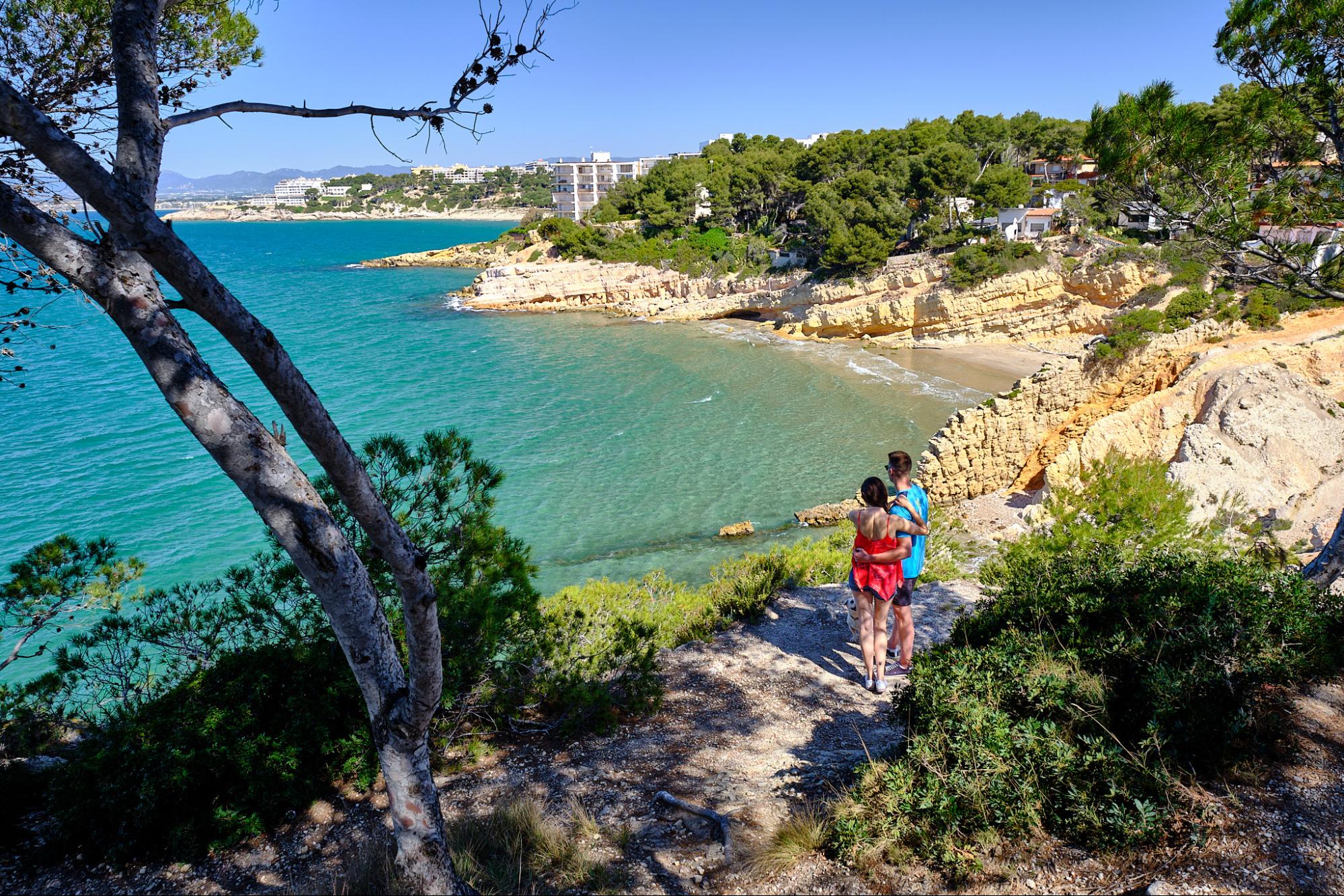 Rocas doradas del Cap Salou vistas desde un mirador