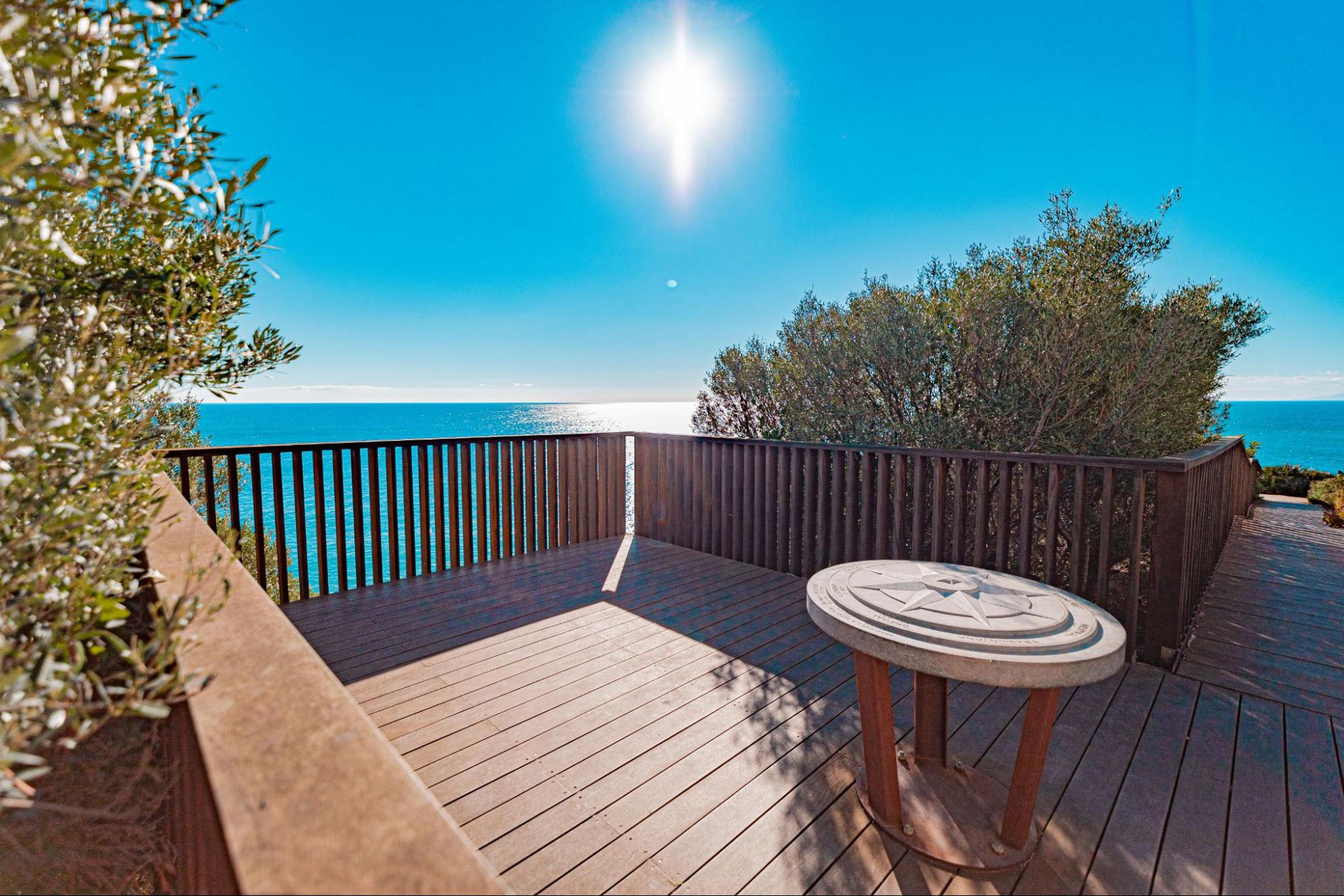 Mirador de Salou con el mar azul celeste al fondo