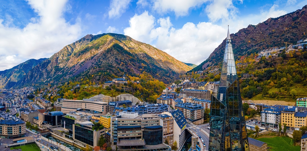 Vista panorámica de Andorra la Vella rodeada de montañas