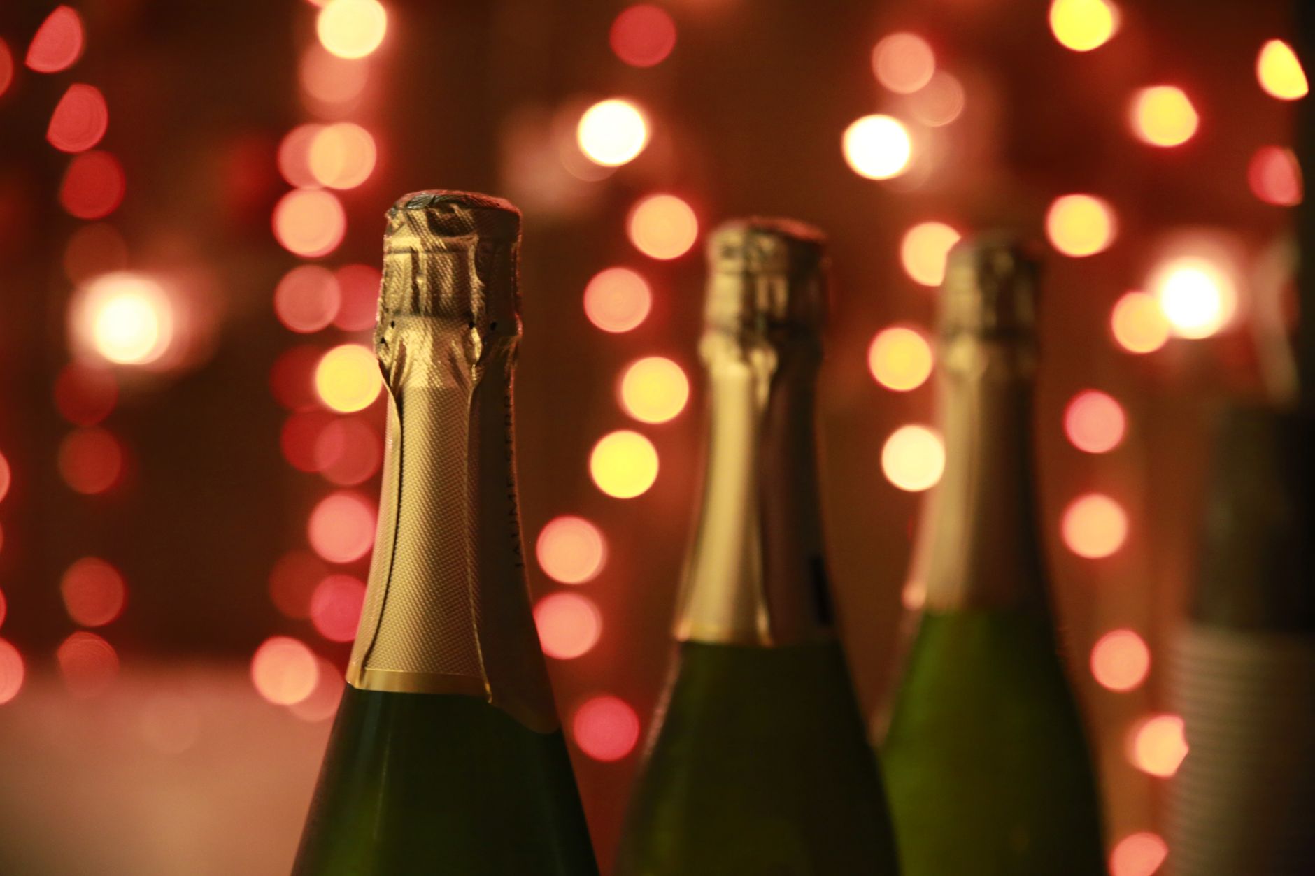 Brindis con copas de champagne en Nochevieja
