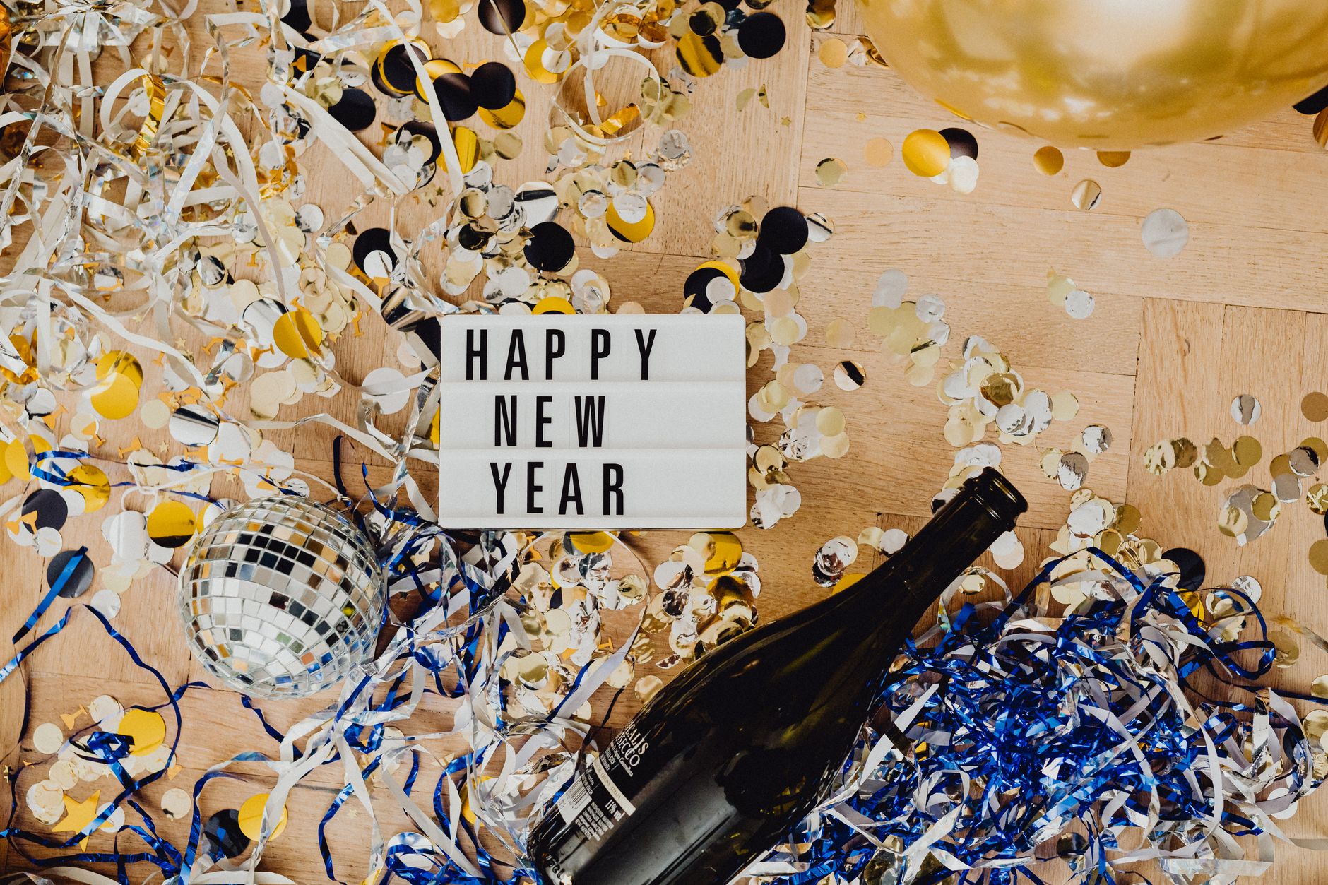 Copas de champagne y confeti de Año Nuevo