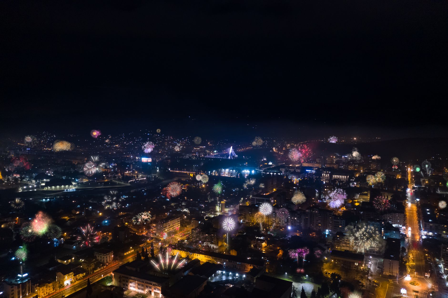 Fuegos artificiales sobre la ciudad en Fin de Año