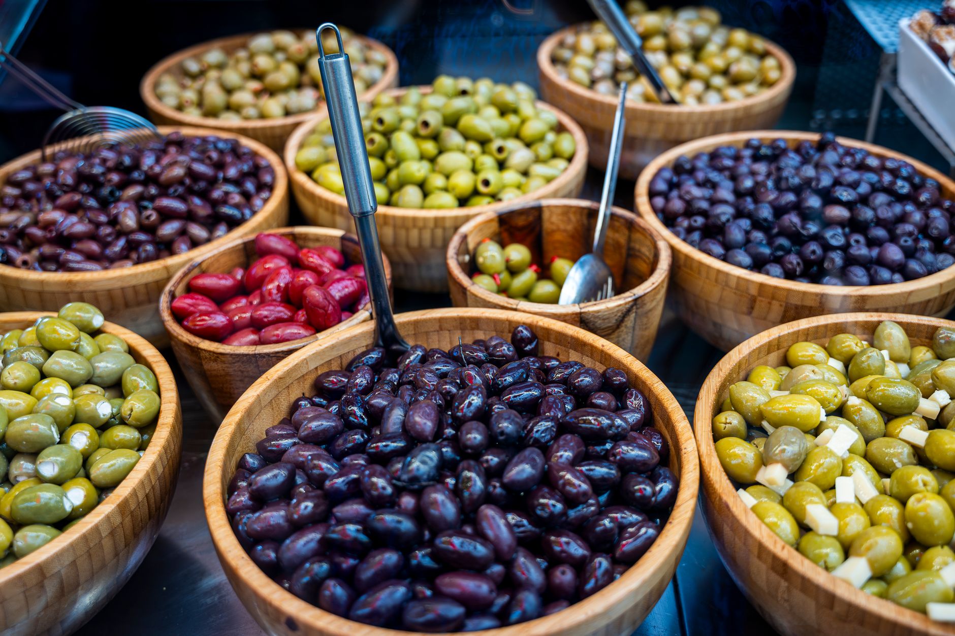 Cuencos de aceitunas a granel en una parada de mercado