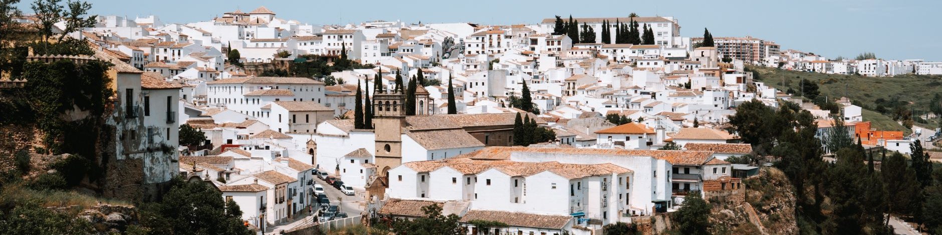Pueblo blanco de Andalucía a media ladera