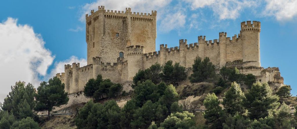 Castillo de Peñafiel sobre una colina en Valladolid