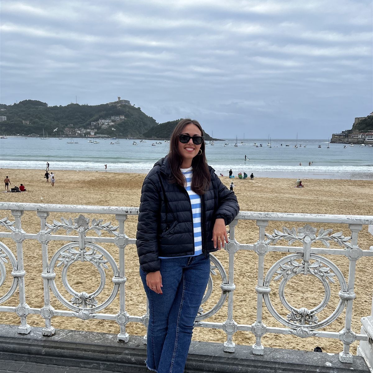 Compañera del equipo de BuscoUnChollo en una escapada de costa a San Sebastián