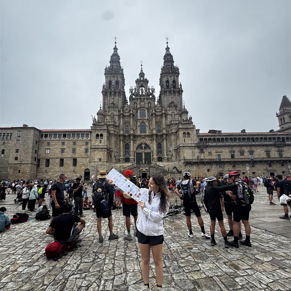 Compañera del equipo de BuscoUnChollo en la plaza del Obradoiro tras el Camino de Santiago