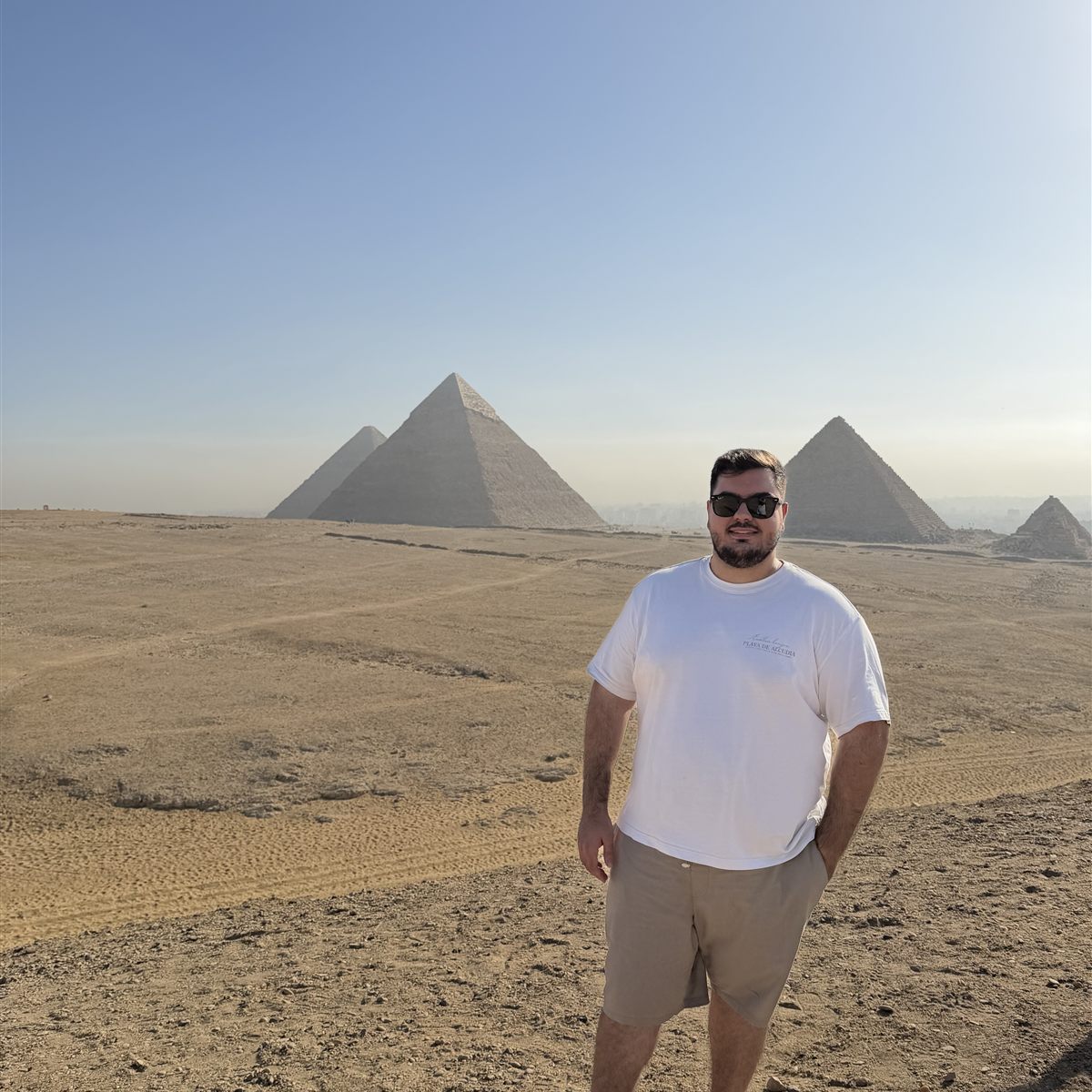 Compañero del equipo de BuscoUnChollo frente a las pirámides de Egipto
