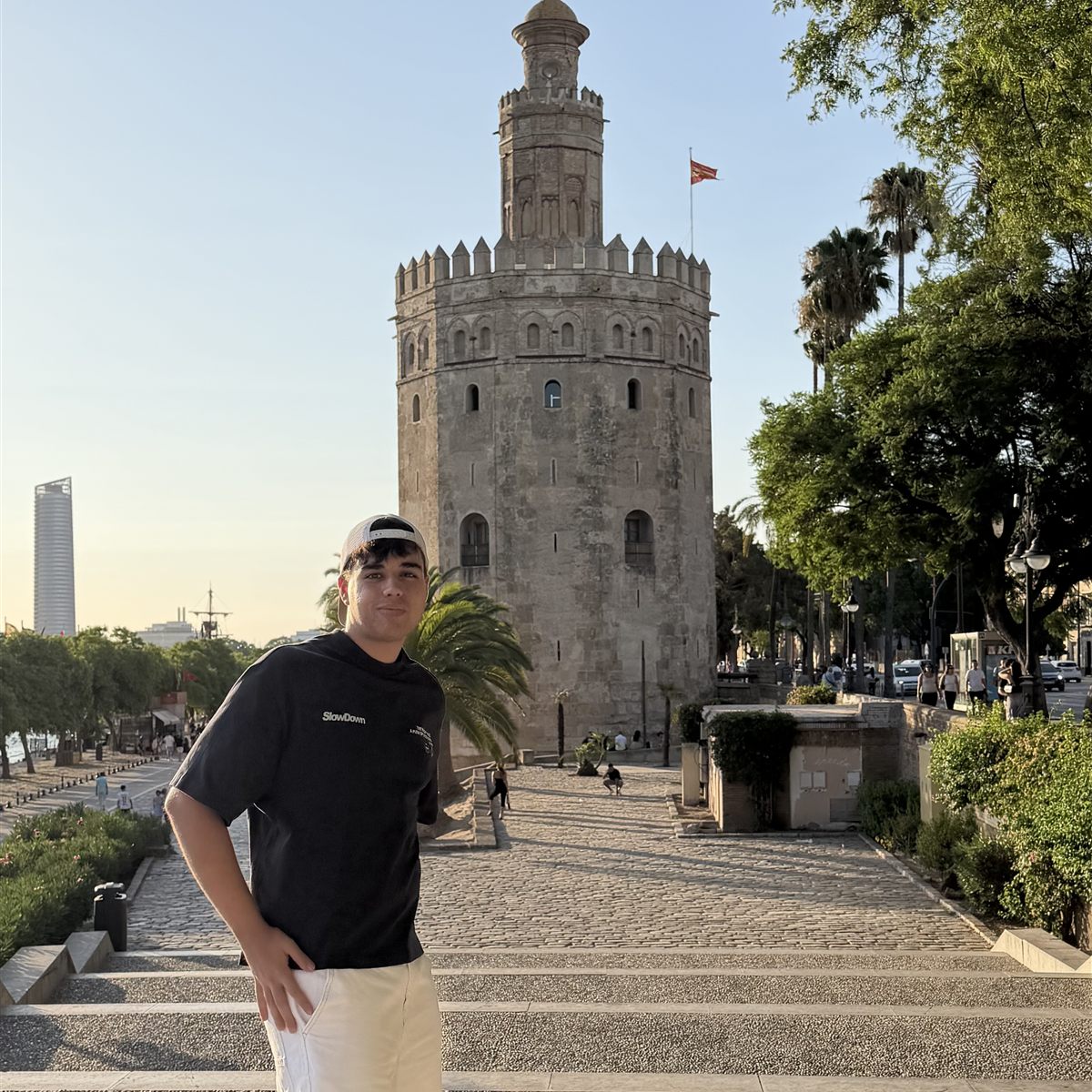 Compañero del equipo de BuscoUnChollo junto a la Torre del Oro en Sevilla