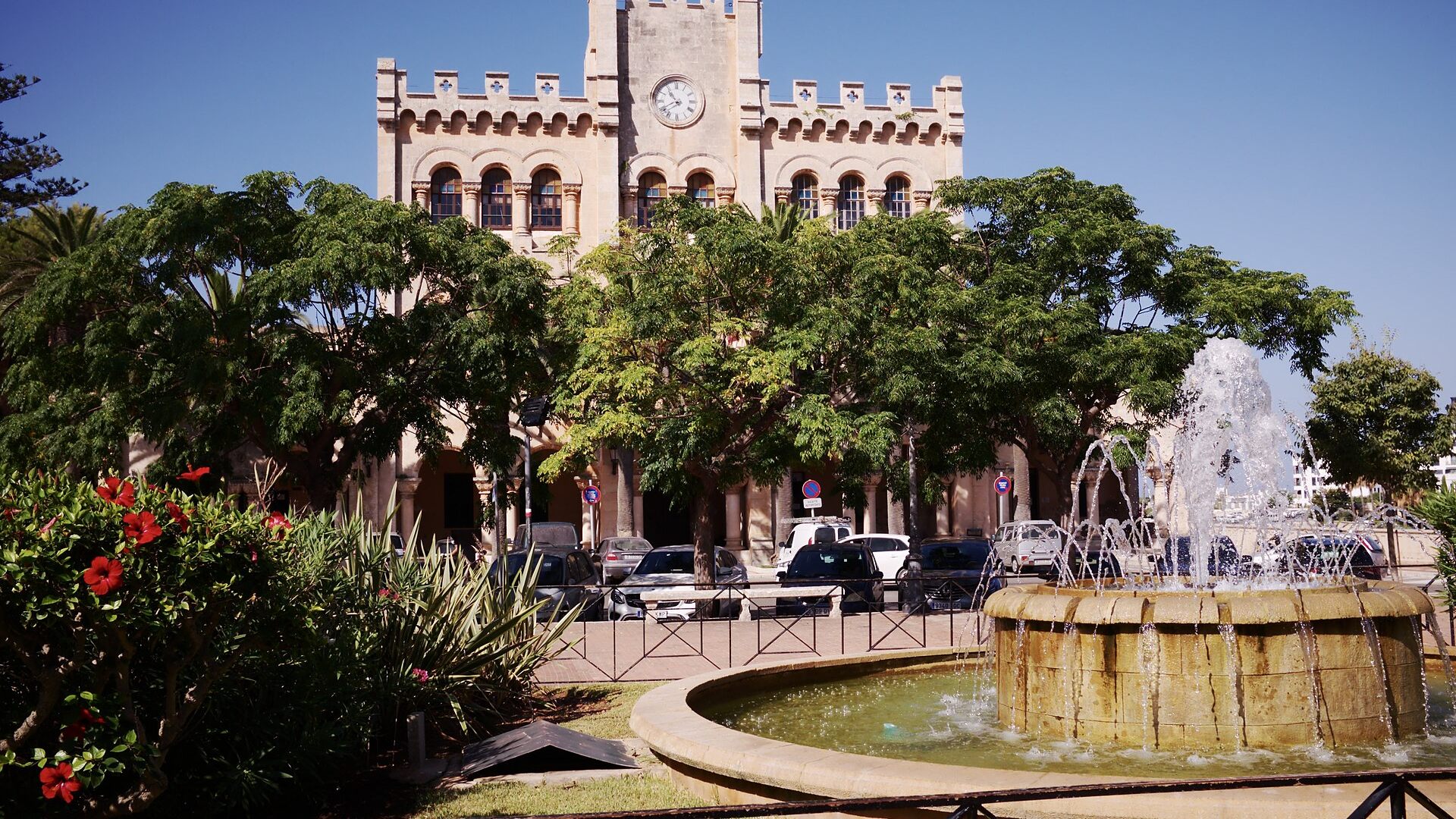 Ayuntamiento de Ciutadella y fuente de la plaza des Born, en Menorca