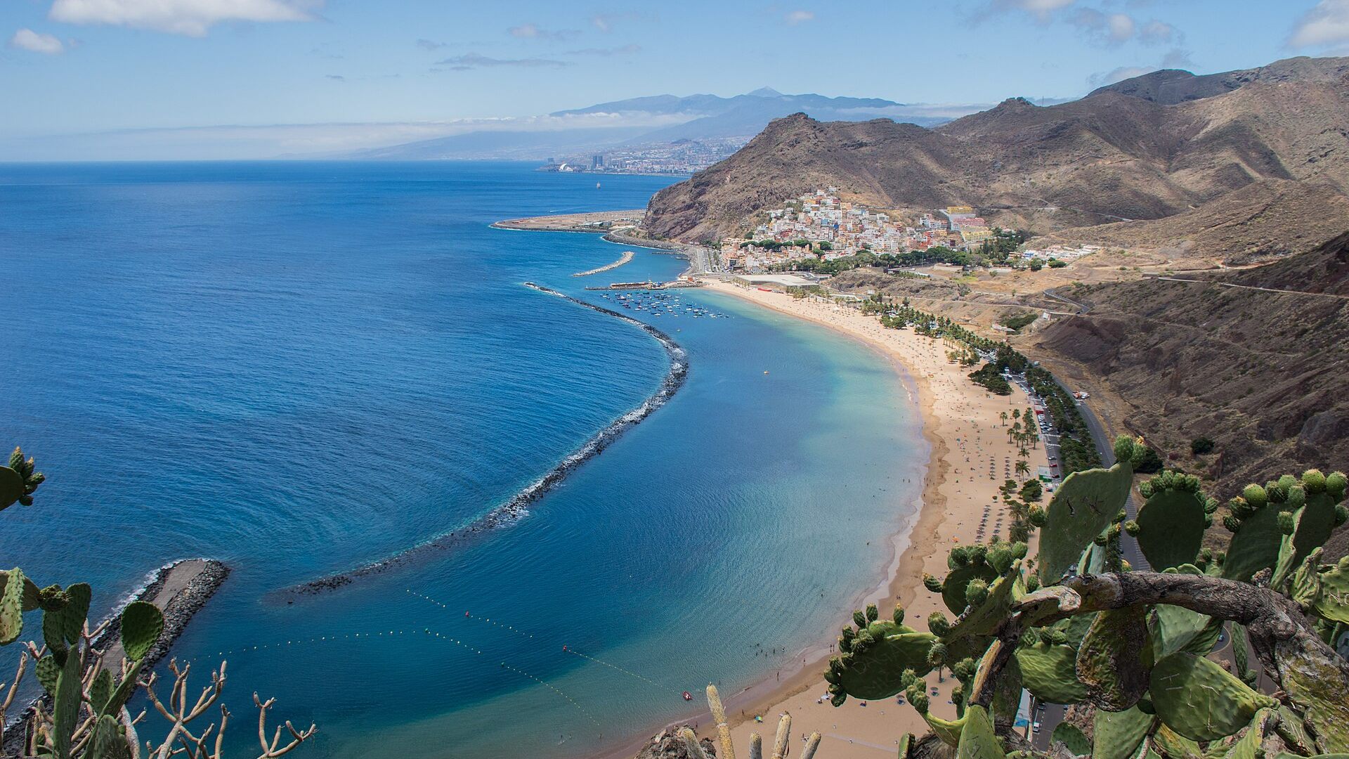Vista aérea de la playa de Las Teresitas y San Andrés, en Tenerife