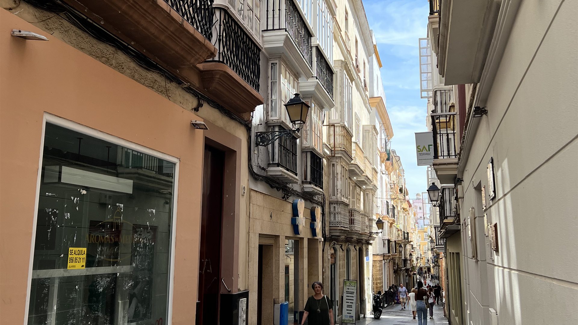 Callejuela del casco histórico de Cádiz para viajar como un local, sin rutas turísticas