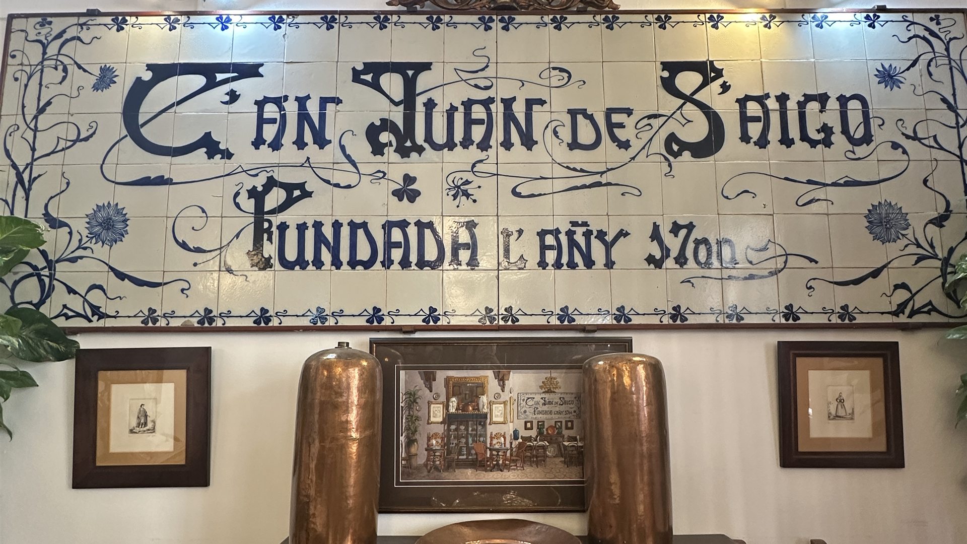 Cartel de azulejos de un café centenario de Palma, una experiencia auténtica al viajar
