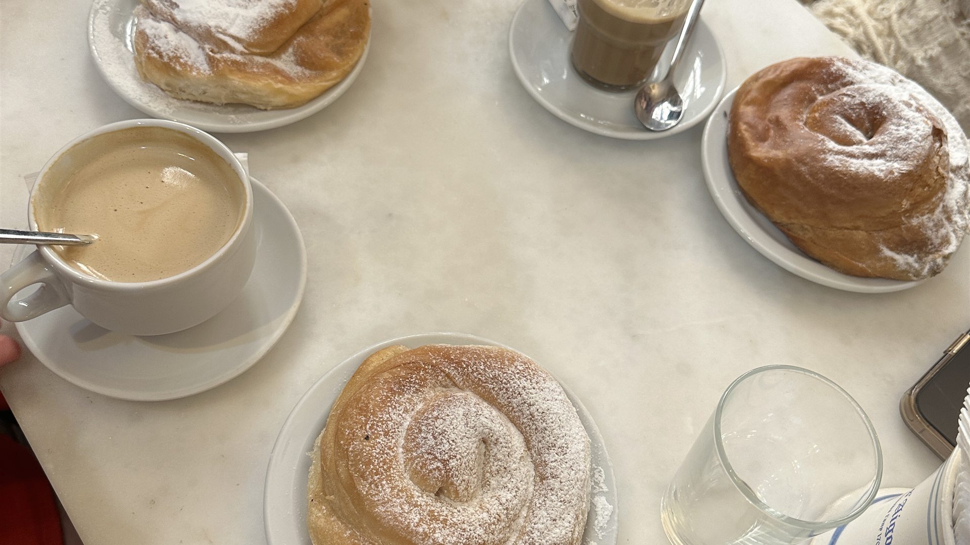 Desayuno auténtico de ensaimadas y café en Palma de Mallorca
