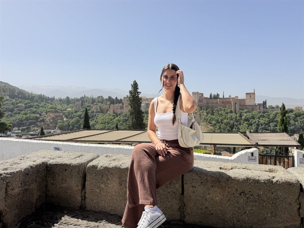 Viajera en un mirador del Albaicín de Granada, experiencias auténticas sin rutas turísticas