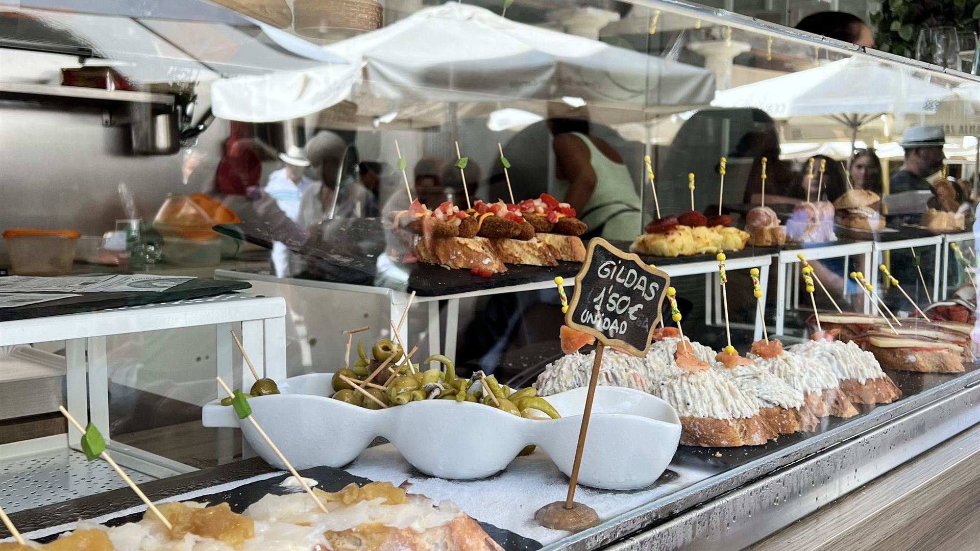 Barra de tapas en el Mercado Central de Cádiz, gastronomía local auténtica