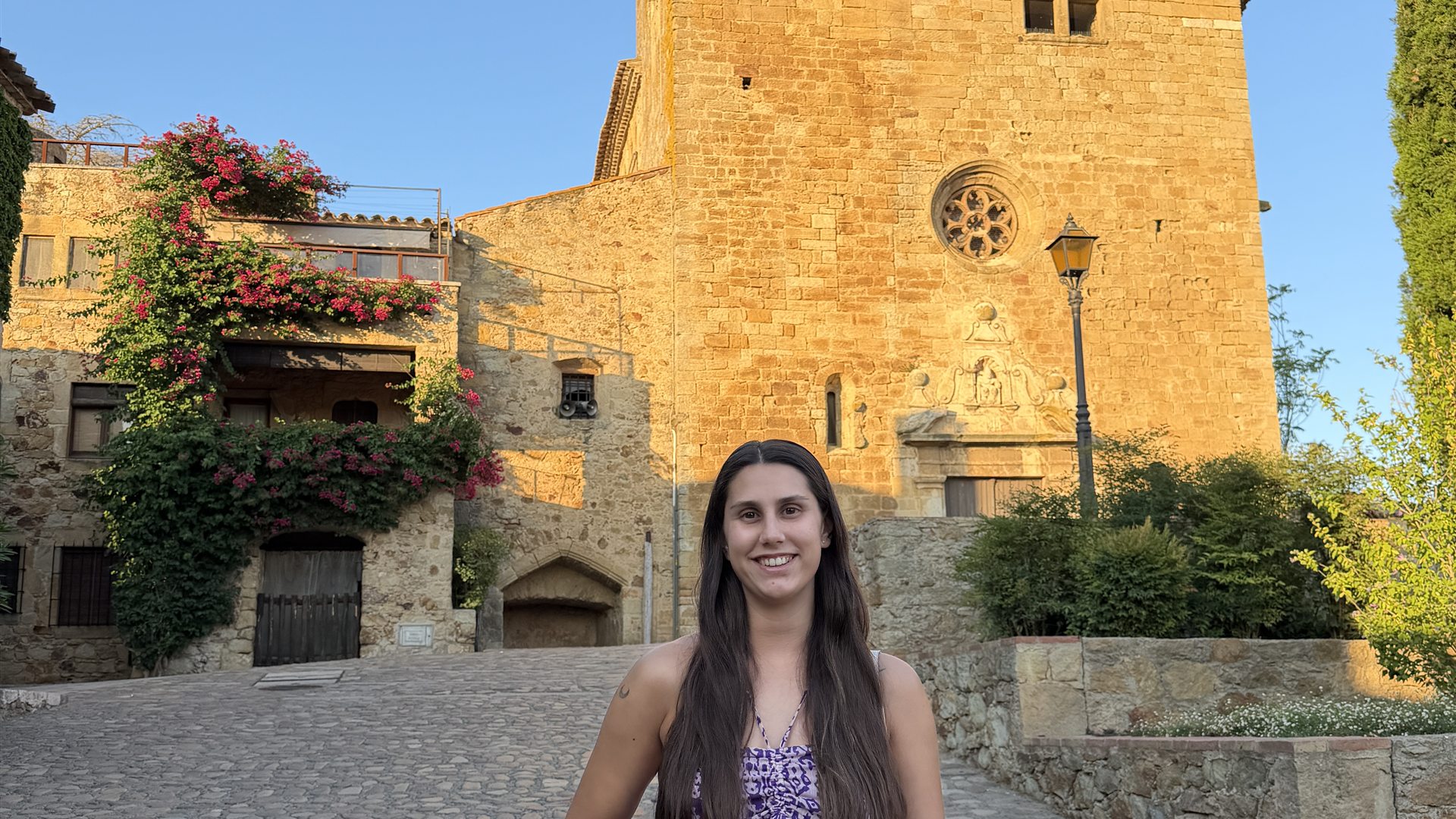 Viajera en el casco antiguo de Pals, pueblo medieval auténtico del Empordà