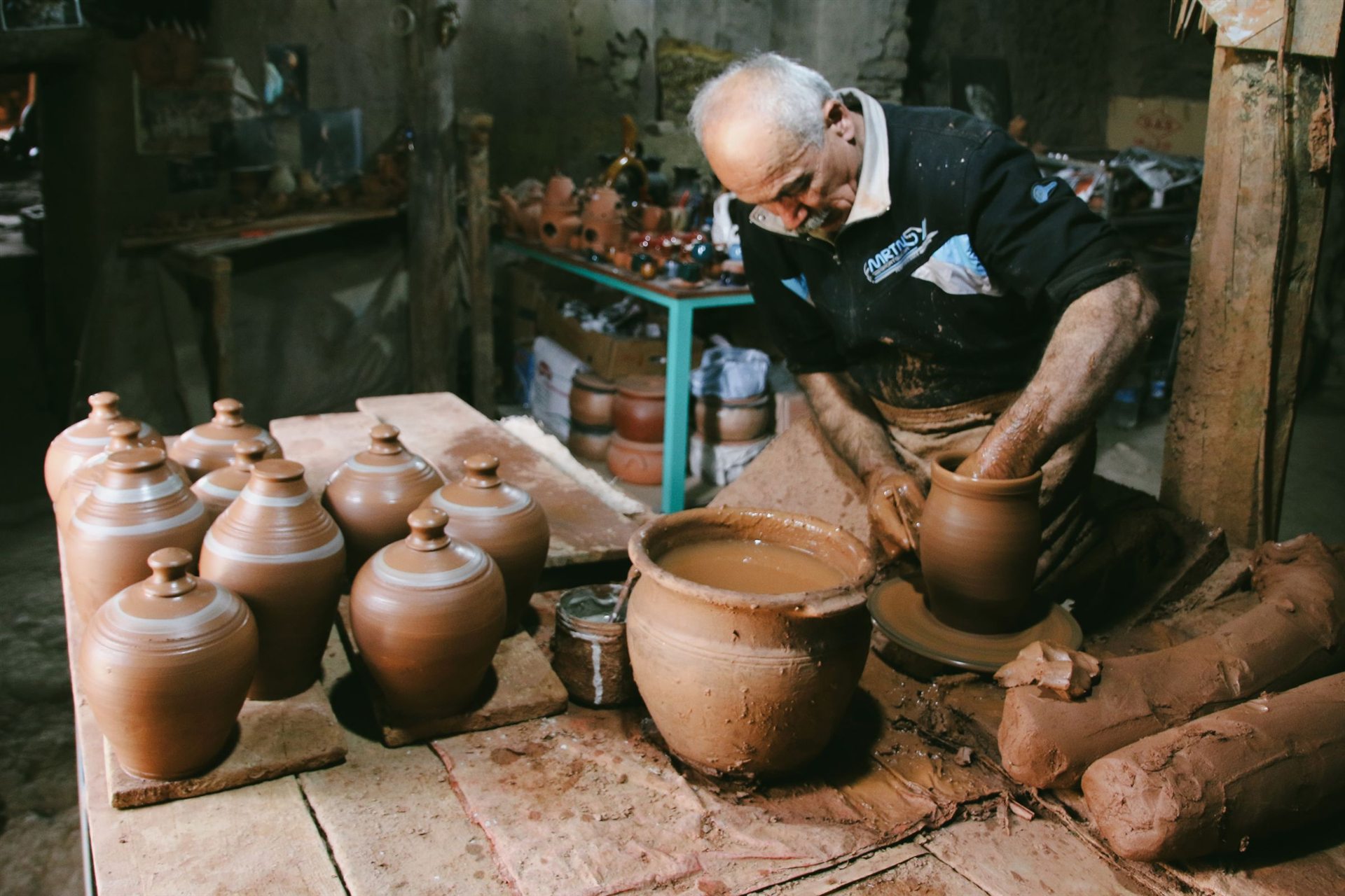 Alfarero en un taller artesanal, experiencia auténtica con gente del lugar