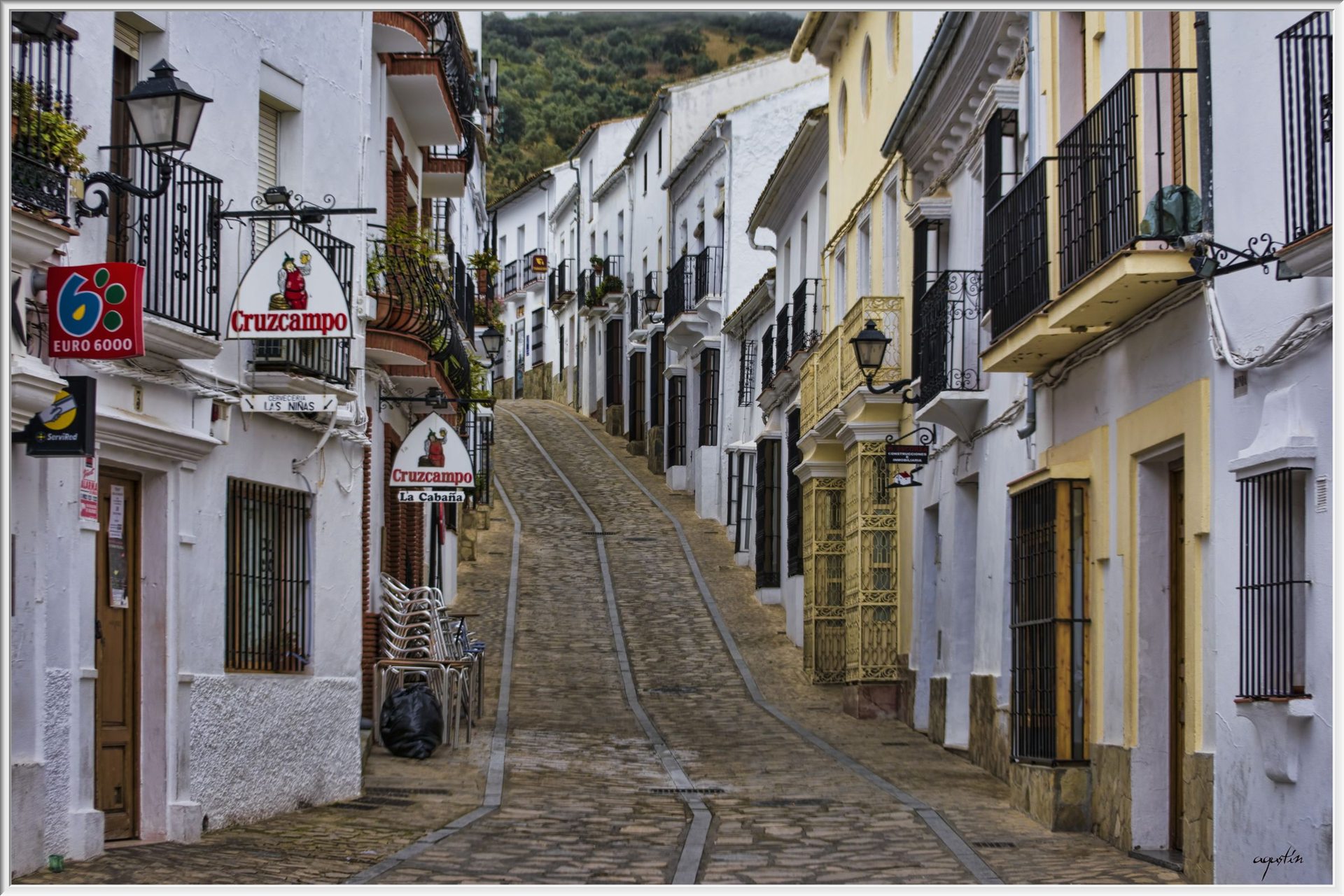 Calle de casas blancas en Zahara de la Sierra, destino auténtico de la Sierra de Grazalema