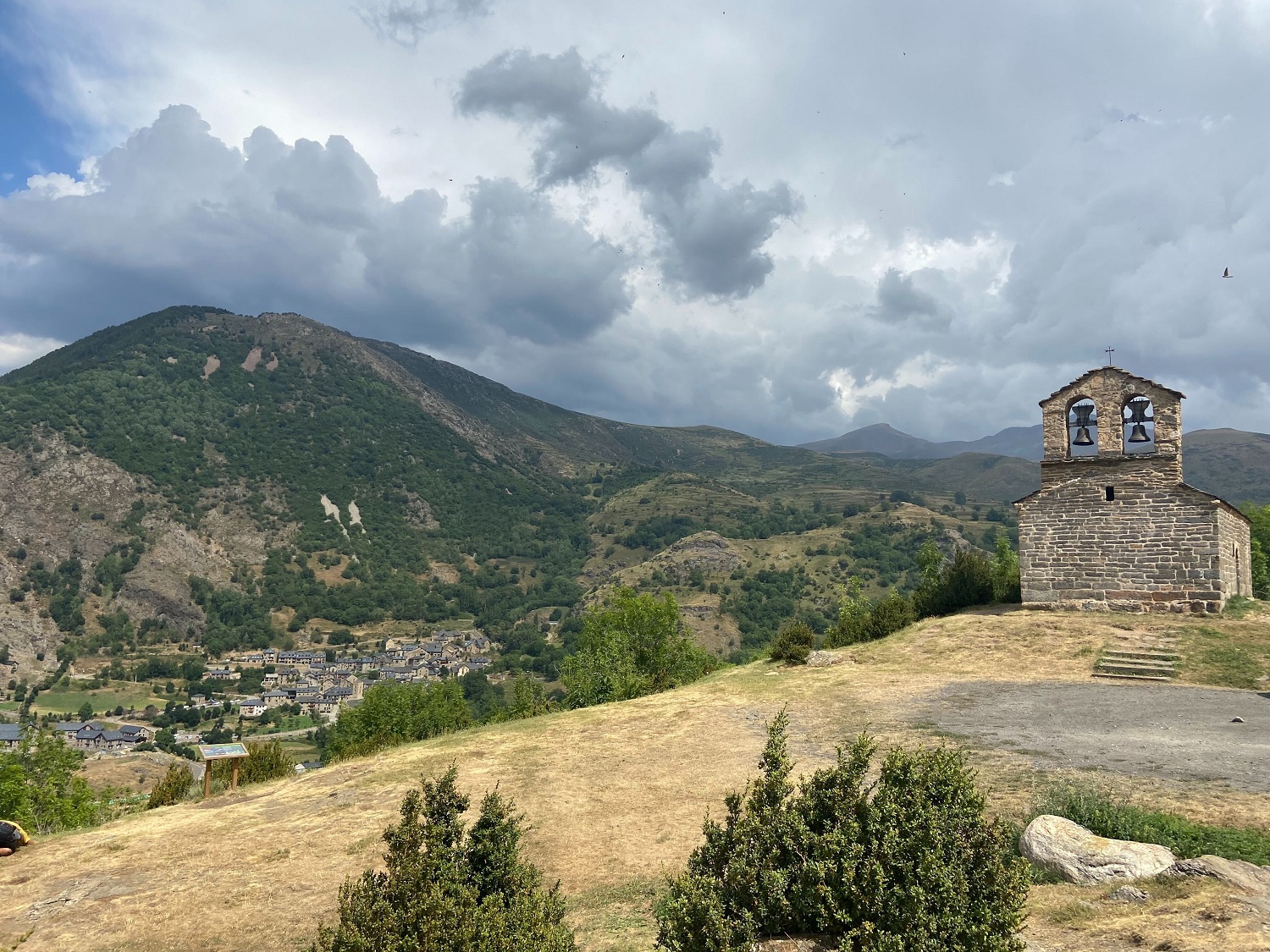 Vistas desde la colina y la ermita Sant Quirze de Durro